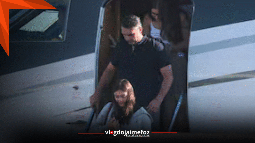 Flávio Bolsonaro deixa o Brasil pela fronteira de Foz do Iguaçu e segue rumo aos Estados Unidos