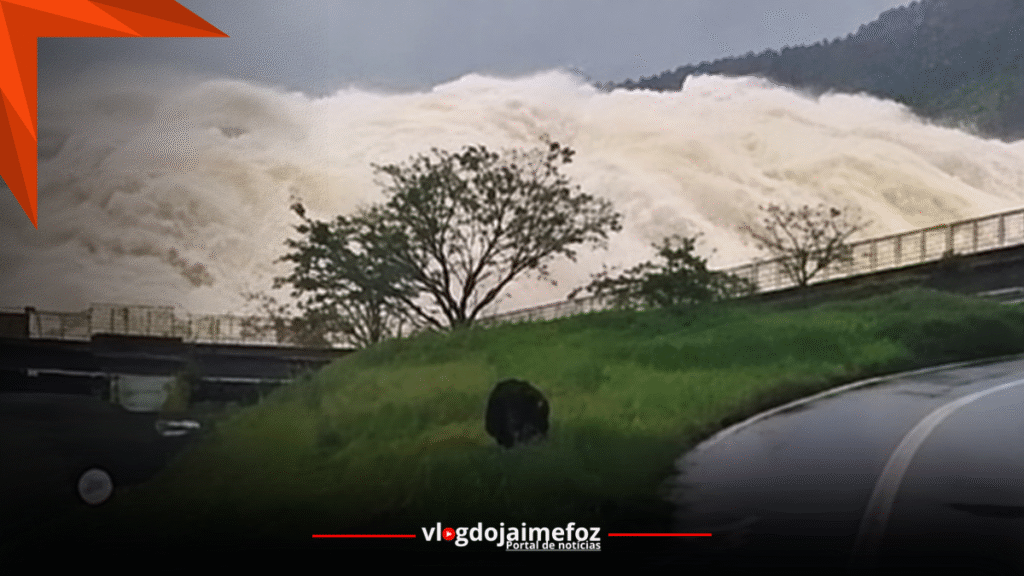 Itaipu abre vertedouros e espetáculo da água chama a atenção na fronteira
